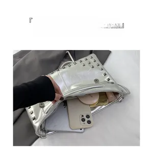 Dettaglio dell'interno capiente per pochette argento con borchie metalliche