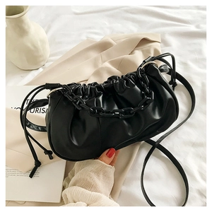 Détail du sac nuage plissé noir avec chaîne en acrylique et texture cuir brillant