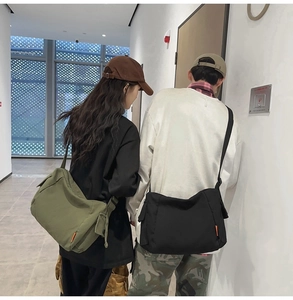 Détails des bandoulières réglables et étiquettes sur sacs en toile olive et noir