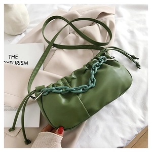 Gros plan du sac nuage vert herbe avec design plissé et chaîne épaisse en acrylique