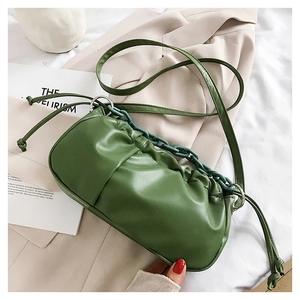 Gros plan détaillé du sac nuage froncé vert avec chaîne acrylique et texture en similicuir