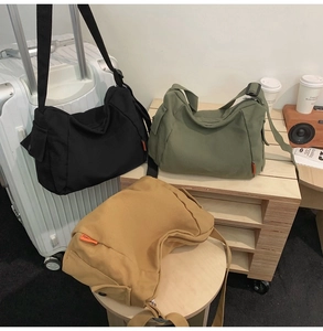 Vue détaillée des sacs bandoulière en toile en noir, vert armée et jaune gingembre