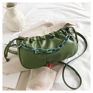 Gros plan du sac nuage froncé vert herbe avec une chaîne en résine et une texture en cuir PU