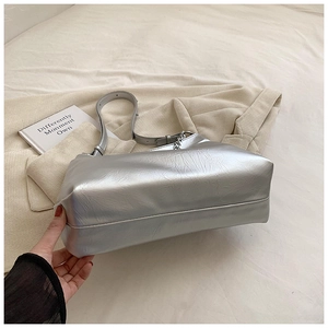 Detail of silver pleated leather shoulder bag with metallic finish and chain strap