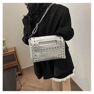 Pochette a busta argento con borchie quadrate in metallo e tracolla regolabile