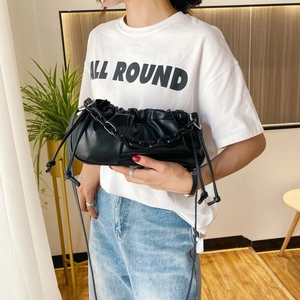 Sac nuage plissé noir moderne avec grosse chaîne en acrylique et cordon de serrage réglable