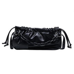 Sac nuage noir plissé minimaliste avec chaîne épaisse et détails de cordon