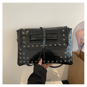 Dettaglio di una borsa in ecopelle nera con borchie quadrate argento in stile punk