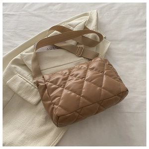 Dettaglio borsa trapuntata marrone in similpelle con tracolla in nylon regolabile e fibbia
