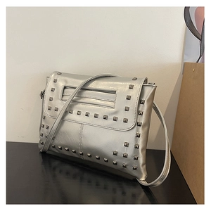 Dettaglio della borsa a tracolla argento con borchie quadrate e stile punk rock