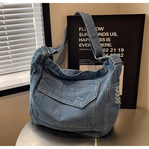 Dettaglio borsa a tracolla in denim con tracolla regolabile e bordi sfrangiati alla moda
