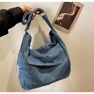 Dettaglio borsa di jeans con bordi sfilacciati e tracolla regolabile in denim