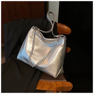 Detail of silver metallic tote bag with wrinkled texture and stylish chain strap