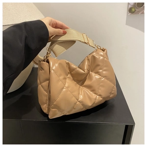 Dettaglio borsa trapuntata kaki in pelle PU lucida con ampia tracolla in tessuto