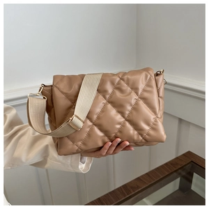 Vista dettagliata della borsa in pelle trapuntata beige con ampia tracolla regolabile