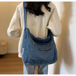 Dettaglio della borsa in denim con trama vintage invecchiata e grande capacità