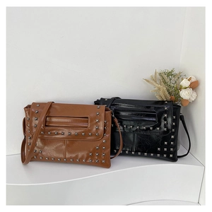 Dettaglio delle borse a tracolla vintage in pelle PU marrone e nera con borchie argento
