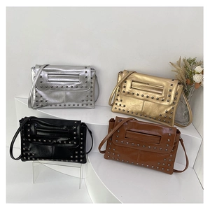 Dettaglio borse a tracolla vintage con borchie nei colori argento, oro, nero e marrone