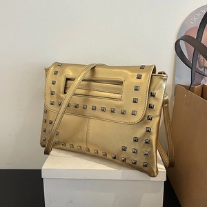 Borsa a tracolla a busta in oro metallizzato con borchie su base bianca minimalista