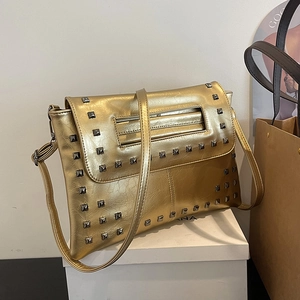 Borsa a busta dorata con borchie metalliche quadrate e tracolla in pelle regolabile