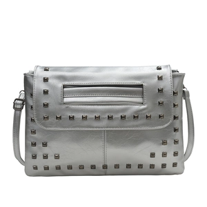 Borsa a tracolla argento in stile punk con borchie metalliche e cinturino lungo