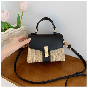 Detailaufnahme der Stroh- und Ledertasche mit goldenem Drehverschluss für Damen