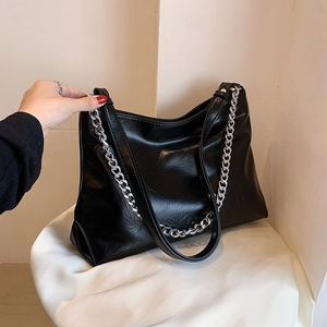 Fashionable black hobo bag in glossy wrinkled leather with chunky silver chain