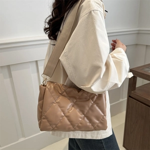 Borsa a tracolla trapuntata marrone chiaro con cinturino largo e motivo a rombi vintage