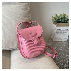 Detail of pink PU leather crossbody bag with vertical texture and Fashion Bags logo