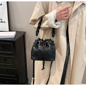 Elegante borsa a secchiello trapuntata nera con manico intrecciato in interno di classe