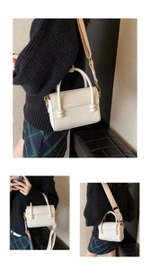 Détail du sac beige à texture grainée avec bandoulière tissée et finitions dorées
