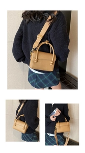 Détail du sac bandoulière en cuir camel grainé avec bandoulière large et poignée