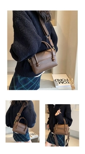 Vue détaillée du sac à main marron en cuir texturé avec large bandoulière amovible