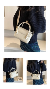 Vues détaillées d'un sac à main en cuir beige avec bandoulière large et boucles dorées