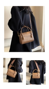 Détails du sac à main marron avec motif litchi et bandoulière large en tissu élégante