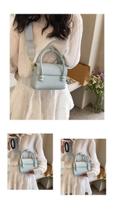 Détail de la texture cuir litchi bleu clair et du nœud élégant sur le sac à main
