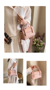 Détail d'un sac à main rose en similicuir avec accents sphériques et large bandoulière