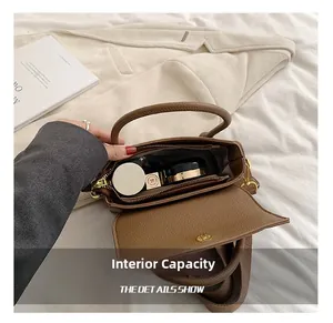 Vue de dessus montrant la grande capacité et l'intérieur du sac à main marron litchi