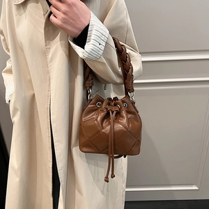 Secchiello trapuntato marrone scuro con manico intrecciato e chiusura a coulisse da donna