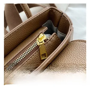 Détail d'un sac à main en cuir marron grainé avec fermeture éclair en métal doré premium