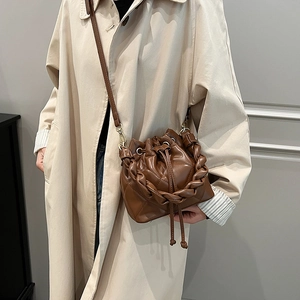 Borsa a secchiello in pelle marrone trapuntata con manico intrecciato da donna