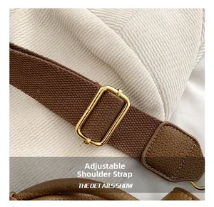 Détail de la bandoulière tissée marron réglable avec boucle dorée du sac à bandoulière