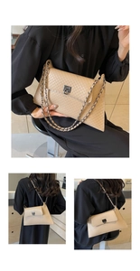 Detail der beigen Stepptasche mit asymmetrischem Trapez-Design und Metall-Kettenriemen