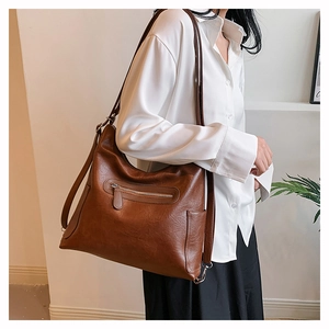 Dettaglio borsa a tracolla vintage in pelle PU marrone con cerniera e tracolla larga