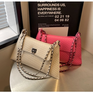 Detailansicht gesteppter Schultertaschen aus Leder in Elfenbein und Rosa mit Kettenriemen
