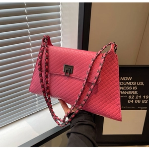 Detailansicht der pinkfarbenen geflochtenen Tasche mit dunkelgrauer Kette und Struktur