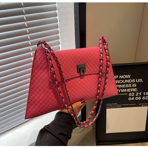 Detailaufnahme der pinkfarbenen gesteppten Tasche mit schwarzer Metallkette und Schloss