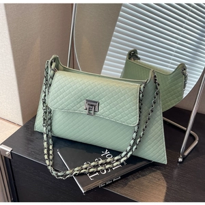 Nahaufnahme hellgrüne Stepptasche mit metallischer Kette und Drehverschluss