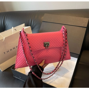 Detail der rosa gesteppten Tasche mit Webstruktur, Metallschloss und Lederkettenträger