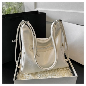 Dettaglio della borsa hobo bianca capiente in morbida pelle con tasca zip in scatola